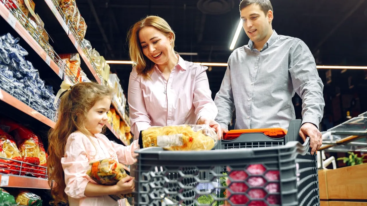 Market rafında bakliyat ve çorbalık ürünler